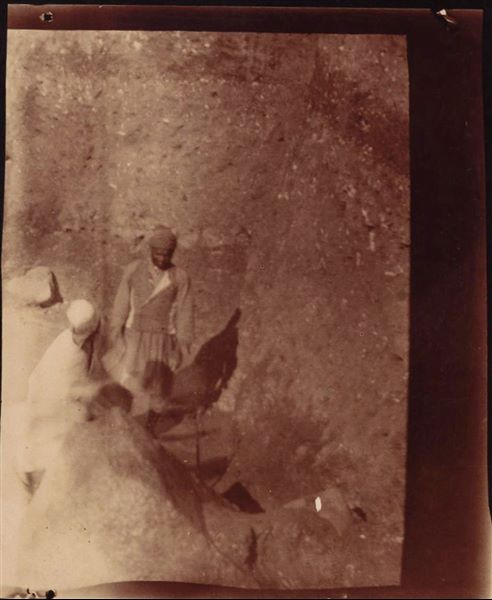 Momento di scavo all’interno di una trincea, con il l’affioramento dalla terra di alcuni blocchi lavorati. Scavi Schiaparelli.