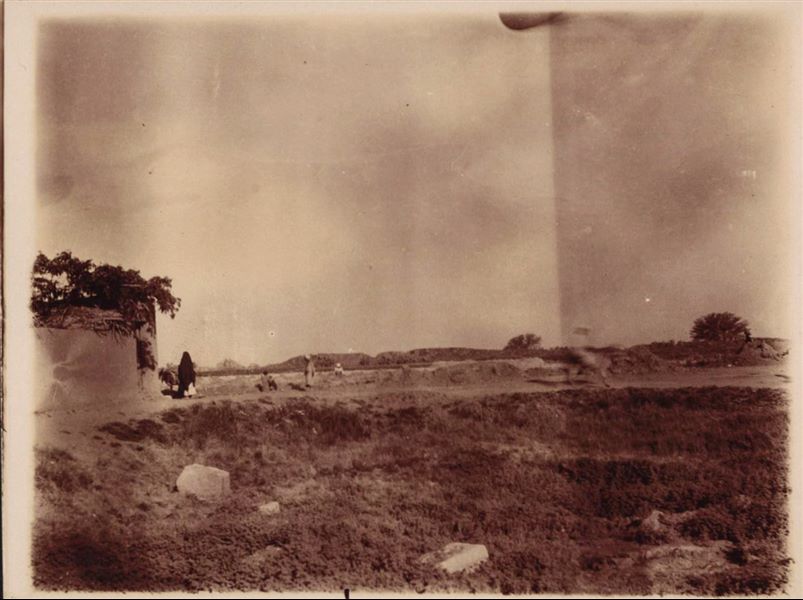 Tempio di Mnevis, trincea con frammenti del naos di Psammetico, a ridosso delle abitazioni. La stampa su carta è stata virata con il color seppia.  Scavi Schiaparelli.