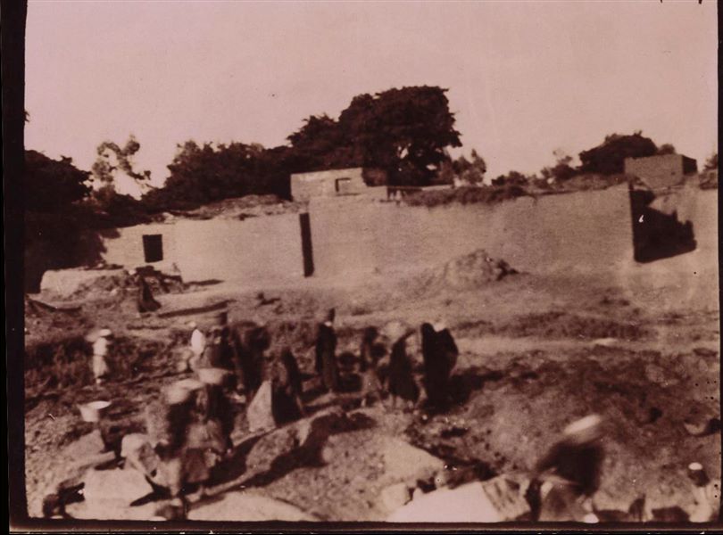 Tempio di Mnevis, trincea con frammenti del naos di Psammetico, a ridosso delle abitazioni. La stampa su carta è stata virata con il color seppia.  Scavi Schiaparelli.