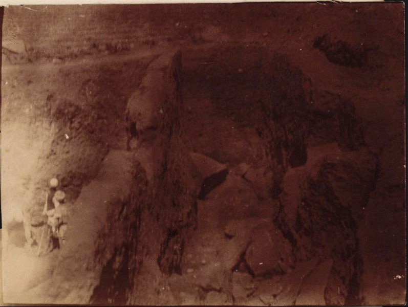 Tempio di Mnevis, trincea con frammenti del naos di Psammetico. Da notare il terreno fangoso. La stampa su carta è stata virata con il color seppia. Scavi Schiaparelli.