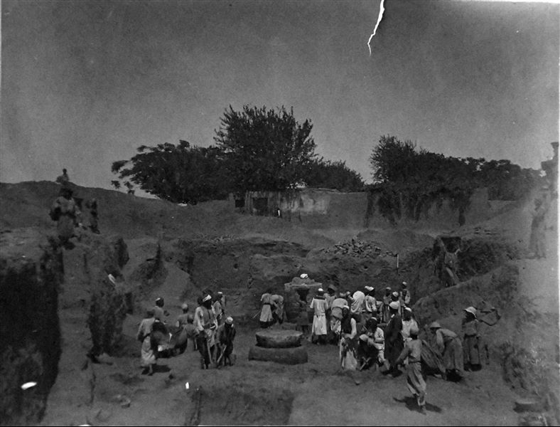 Operai al lavoro nel tempio di Mnevis. In primo piano si vede una trincea aperta nel pavimento del tempio. Archivio Angelo Sesana. 