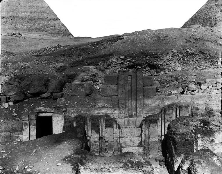 Mastaba of Iteti, with the false-door visible. In the background, the pyramid of Cheops (to the right) and the pyramid of Chefren (to the left). Schiaparelli excavations.