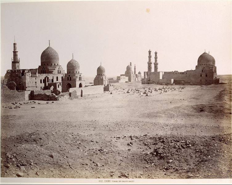 Fotografia di alcuni mausolei nella necropoli islamica del Cairo, dove si riconosce, a destra, il complesso funerario e il khanqah del sultano Faraj ibn Barquq, vissuto tra il XIV e il XV secolo. 