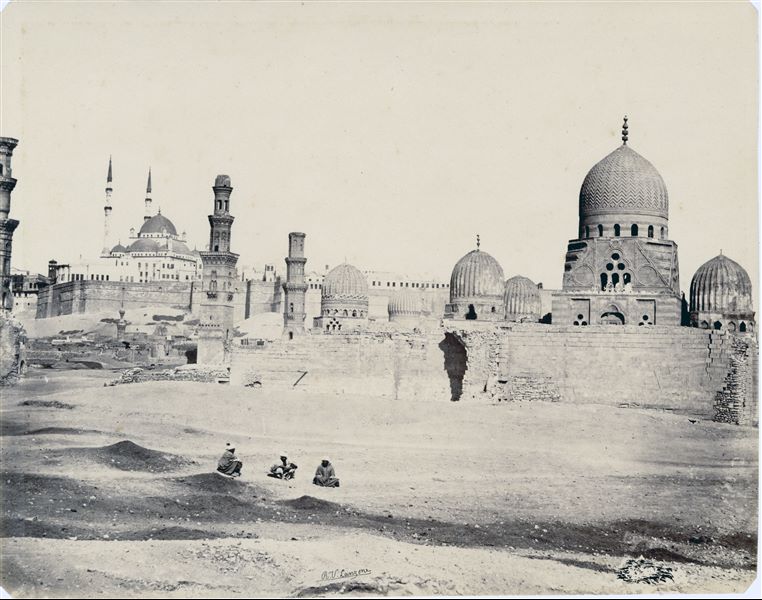 Paesaggio cairota. Sullo sfondo è ben visibile la grande moschea costruita da Mohammed Ali, nella Cittadella del Cairo. La firma dell’autore si trova in basso. 