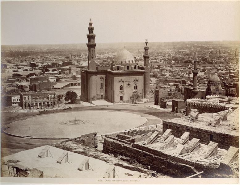 Panorama from the Cairo Citadel, where the Mosque-Madrasah of Sultan Hassan, built in the 14th century, stands out. Next to the building, on the right, is the area where the present-day Al Rifa'i Mosque would later be built. 