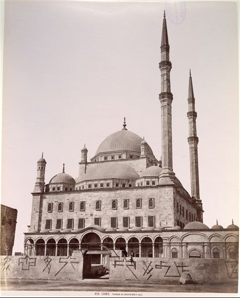Fotografia della Grande Moschea, del vicerè Mohammed Ali, chiamata anche “Moschea di alabastro”, costruita tra il 1830 e il 1848 nella Cittadella, al Cairo. 