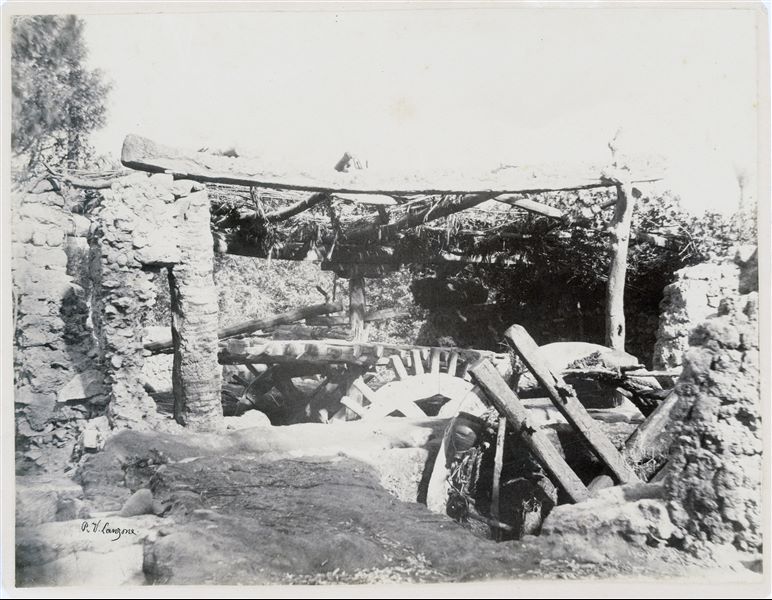 Sistema di ingranaggi in legno, presumibilmente una sakia, una macchina idraulica per il sollevamento dell’acqua e per l’irrigazione, nell’area del Cairo. In basso a sinistra la firma dell’autore.