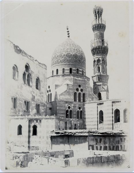 Particolare del complesso funerario dell’emiro Khairbek, contenente una moschea e una madrasah, costruita dall’emiro nel XVI secolo. La firma dell’autore si trova in basso. 