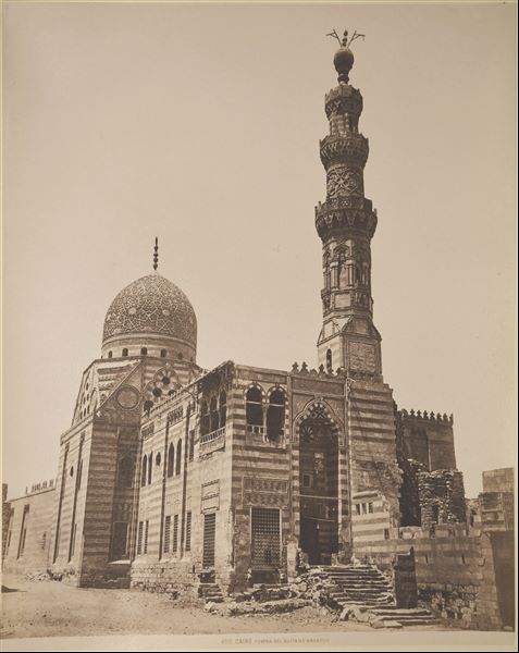 Veduta di uno scorcio della moschea e della madrasah (luogo di studio e di istruzione) costruita nel XV secolo dal sultano Qaytbey, al Cairo. 