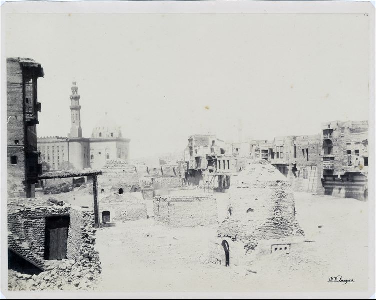 Veduta da lontano della moschea, della madrasah e del minareto del Sultano Hassan, al Cairo, costruita nel XIV secolo. In basso a destra la firma dell’autore. 