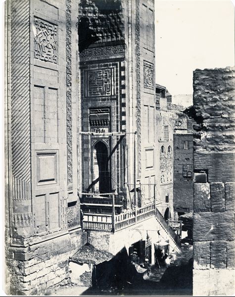 Da didascalia originale, particolare della moschea-madrasah del sultano Hassan, al Cairo, costruita nel XIV secolo. La firma dell’autore è in basso a destra. 