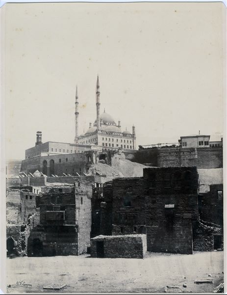 Veduta della Cittadella del Cairo, su cui spicca l’imponente moschea di Mohammed Ali. La firma dell’autore si trova in basso a sinistra. 