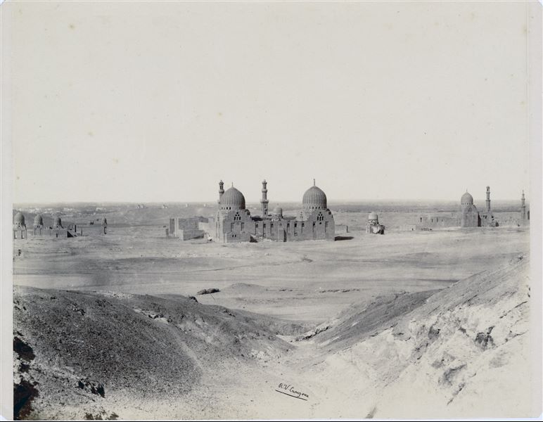Veduta del cimitero islamico del Cairo, in cui si riconosce, al centro, il complesso funerario e il khanqah del sultano Faraj ibn Barquq, vissuto tra il XIV e il XV secolo. La firma dell’autore si trova in basso al centro.