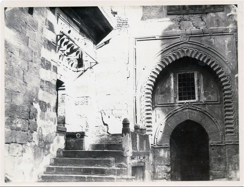 Particolare di un edificio arcato particolarmente elaborato, presumibilmente al Cairo. Fotografia non firmata ma appartenente all’album fotografico di Lanzone.