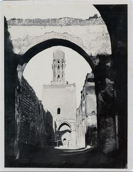 Veduta di un edificio, presumibilmente un mausoleo nel cimitero islamico al Cairo. La firma dell’autore si trova in basso a sinistra.