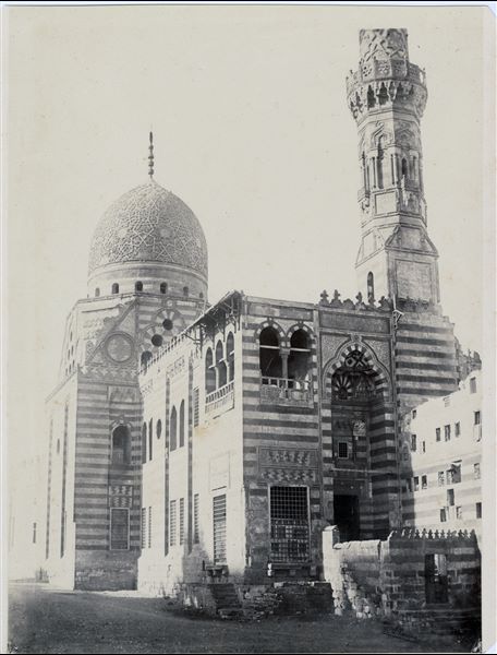 Veduta di uno scorcio della moschea e della madrasah (luogo di studio e di istruzione) costruita nel XV secolo dal sultano Qaytbey, al Cairo. La firma dell’autore si trova in basso a destra. 