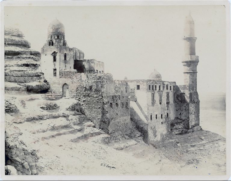 Veduta dei resti della moschea Shaheen Al-Khalwati, costruita nel XVI secolo sull’altura del Mokattam. La firma dell’autore è in basso. 