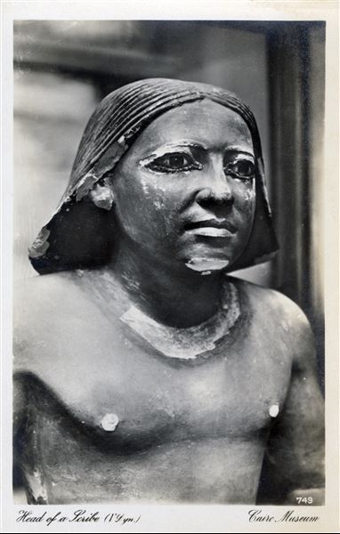Sala del Museo Egizio del Cairo. Busto di statua di scriba, della V dinastia. Album “Cartes postales”. 