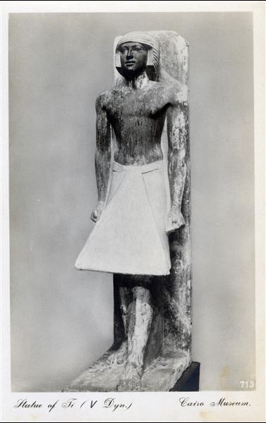 Sala del Museo Egizio del Cairo. Statua dell’alto funzionario Ti, della V dinastia. Statua trovata durante lo scavo della sua tomba a Saqqara. Album “Cartes postales”. 