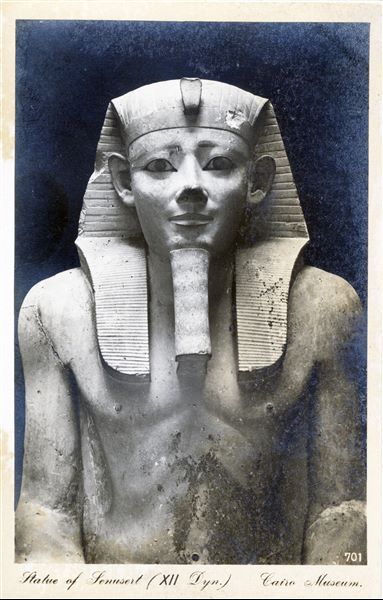Sala del Museo Egizio del Cairo, particolare di una delle dieci statue del faraone Sesostri I. Album “Cartes postales”.