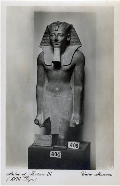Gallery in the Egyptian Museum in Cairo. Statue of Pharaoh Tuthmosis III, 18th dynasty. The statue was found at Karnak. Album “Cartes postales” (Postcards).