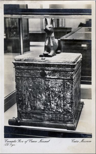 Sala del Museo Egizio del Cairo. Cassetta canopica della regina Nedjmet, vissuta tra la XX e la XXI dinastia. Album “Cartes postales”. 