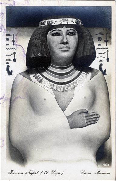 Sala del Museo Egizio del Cairo, particolare del busto della statua della principessa Nofret (Cairo CG 4), moglie del principe Rahotep. La loro tomba fu scoperta nel 1871 a Meidum da Auguste Mariette. Album “Cartes postales”