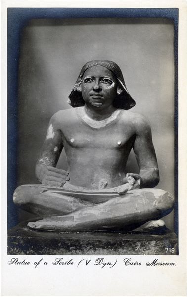 Sala del Museo Egizio del Cairo. Statua di scriba, datata alle V dinastia (Cairo CG 36). Album “Cartes postales”.