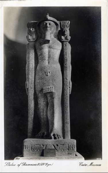 Gallery in the Egyptian Museum in Cairo. Standard bearing statue of Pharaoh Ramesses II (Cairo JE 44663). Album “Cartes postales” (Postcards).