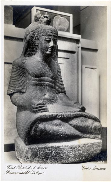 Sala del Museo Egizio del Cairo. Statua seduta di Ramsesnakht, I profeta di Amon, della XX dinastia. Album “Cartes postales”. 
