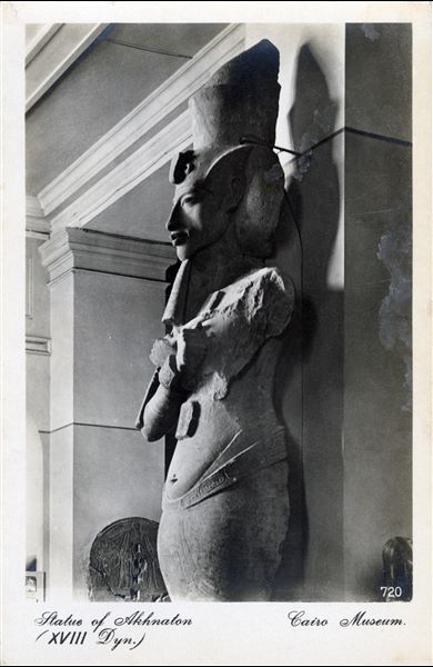 Sala del Museo Egizio del Cairo. Maschera funeraria. Album “Cartes postales”. 