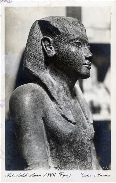 Sala del Museo Egizio del Cairo. Statua di Tutankhamon. Album “Cartes postales”.