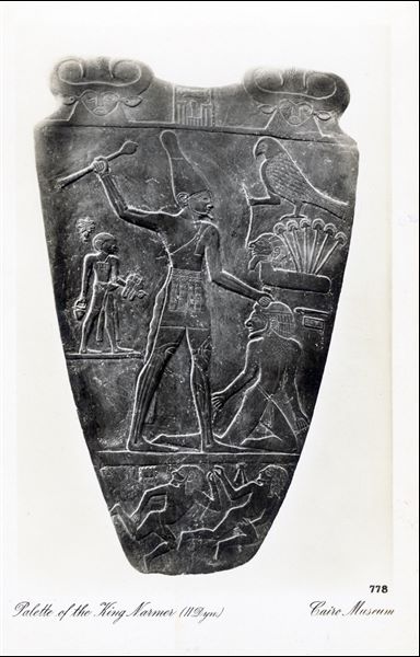 Sala del Museo Egizio del Cairo. La tavoletta del re Narmer (Cairo CG 14716), il sovrano che per la prima volta ha unificato l’Egitto, sul finire del IV millennio a.C., inaugurando così la I dinastia. Album “Cartes postales”.