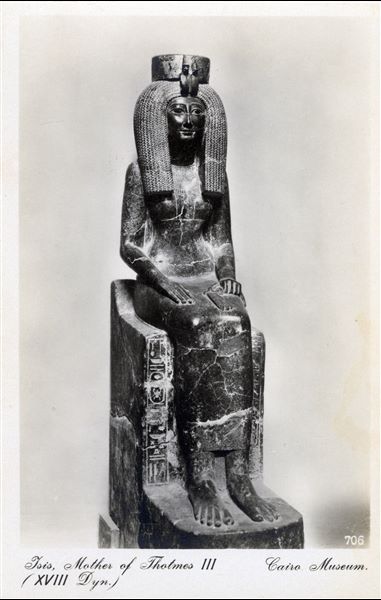 Gallery in the Egyptian Museum in Cairo. Statue of Queen Isis, second wife of Pharaoh Tuthmosis II and mother of Pharaoh Tuthmosis III (Cairo CG 42072). Album “Cartes postales” (Postcards). 