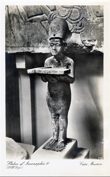 Sala del Museo Egizio del Cairo. Piccola statua del faraone Akhenaton, il faraone eretico, della XVIII dinastia. Album “Cartes postales”. 