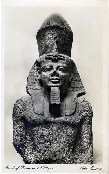 Sala del Museo Egizio del Cairo. Busto del faraone Ramesse IV. Album “Cartes postales”. 