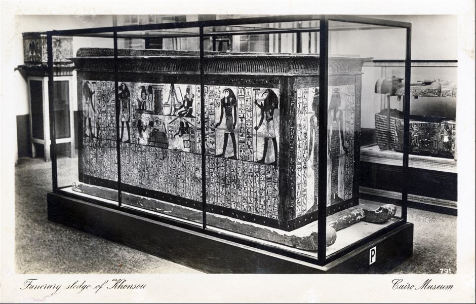 Gallery in the Egyptian Museum in Cairo. Sarcophagus of Khonsu with its base in the form of a sled, found intact in 1886 in the tomb of his father, Sennedjem (TT1), at Deir el-Medina. 19th dynasty. Album “Cartes postales” (Postcards).