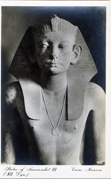 Sala del Museo Egizio del Cairo. Particolare della statua del faraone Amenemhat III (Cairo CG 385), uno degli ultimi sovrani della XII dinastia. Album “Cartes postales”.