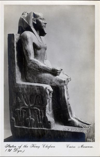 Sala del Museo Egizio del Cairo. Statua del faraone Chefren, sovrano della IV dinastia (Cairo JE 10062). Album “Cartes postales”. 