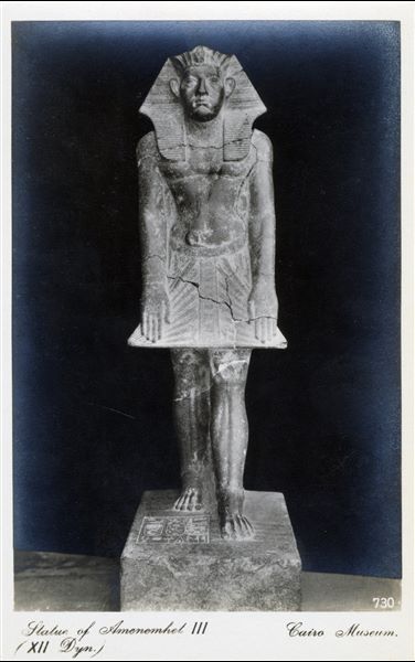 Gallery in the Egyptian Museum in Cairo. Statue of Pharaoh Amenemhat III, 12th dynasty. Album “Cartes postales” (Postcards).