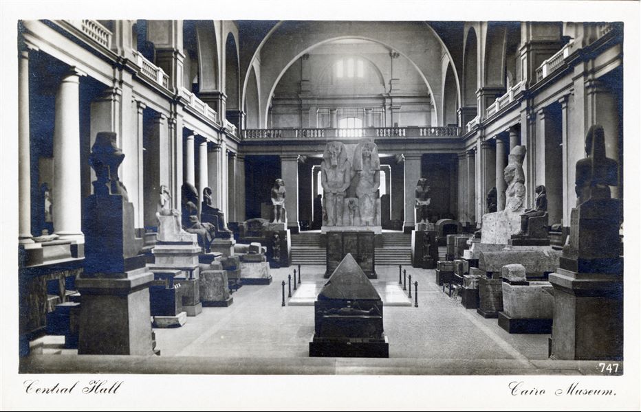 Fotografia rappresentante una veduta della sala centrale del Museo Egizio del Cairo, inaugurato nel 1902 in piazza Tahrir. Album “Cartes postales”.