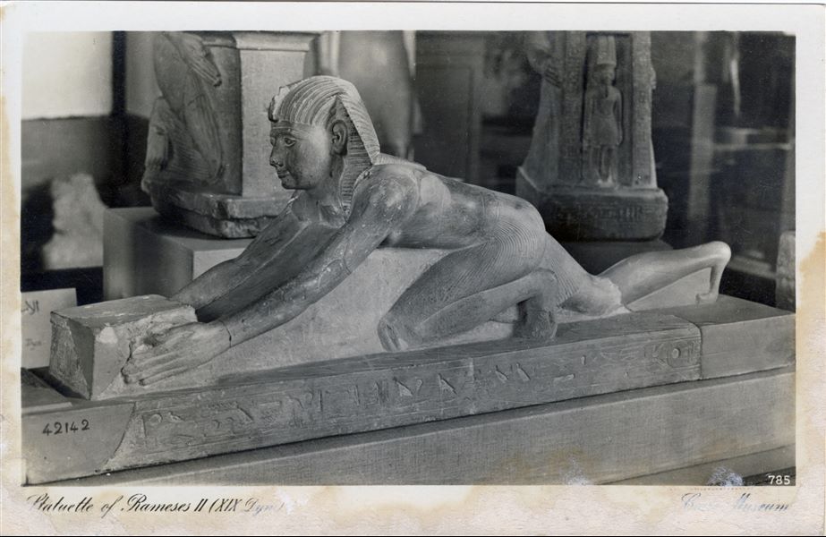 Gallery in the Egyptian Museum in Cairo. Statue of Ramesses II. 19th dynasty. Album “Cartes postales” (Postcards).