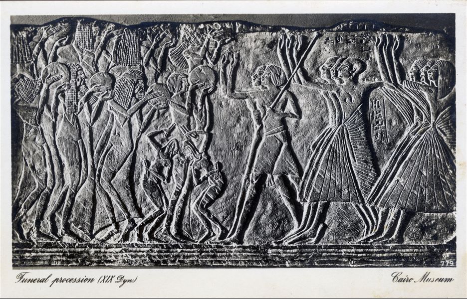 Sala del Museo Egizio del Cairo. Frammento di parete decorata, rappresentante una scena di processione funebre, attribuibile alla XIX dinastia. Album “Cartes postales”.