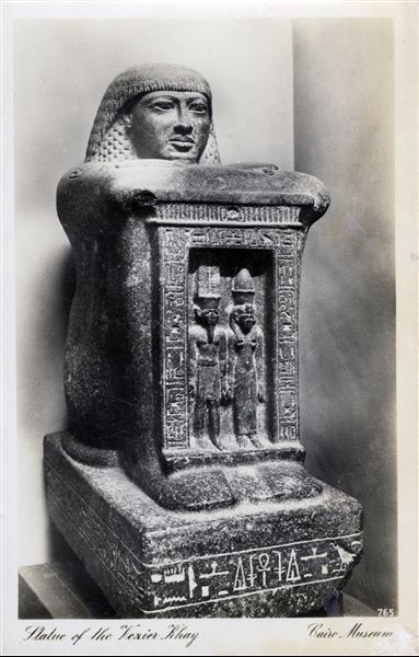 Sala del Museo Egizio del Cairo. Statua-cubo con edicola del dignitario Khay (Cairo CG 42165), vizir nell’ultima parte di regno di Ramesse II. Album “Cartes postales”. 