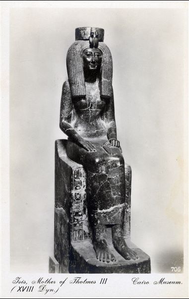 Sala del Museo Egizio del Cairo. Statua della regina Isis, sposa secondaria del faraone Thutmosi II e madre del faraone Thutmosi III (Cairo CG 42072). Album “Cartes postales”.