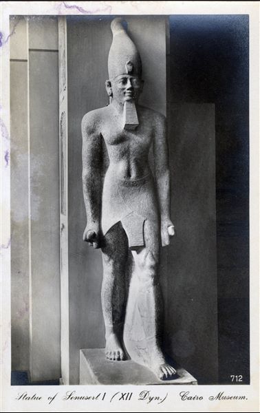 Sala del Museo Egizio del Cairo. Statua del faraone Sesostri I, della XII dinastia (Cairo JE 38286). Album “Cartes postales”.
