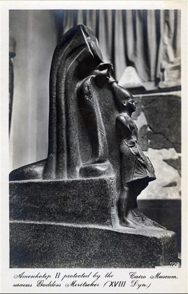 Sala del Museo Egizio del Cairo. Statua di Amenhotep II, protetto dalla dea Meretseger. Album “Cartes postales”.