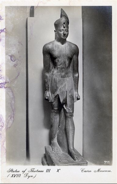 Sala del Museo Egizio del Cairo. Statua del faraone Thutmosi III, della XVIII dinastia. Album “Cartes postales”. 