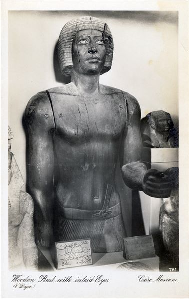 Sala del Museo Egizio del Cairo. Busto ligneo di un funzionario, della V dinastia. Album “Cartes postales”. 
