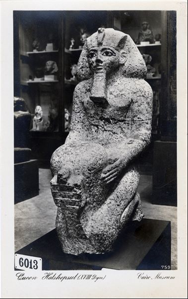 Sala del Museo Egizio del Cairo. Statua in granito rosa della regina Hatshepsut, della XVIII dinastia, trovata nel suo tempio funerario a Deir el-Bahari. Album “Cartes postales”. 